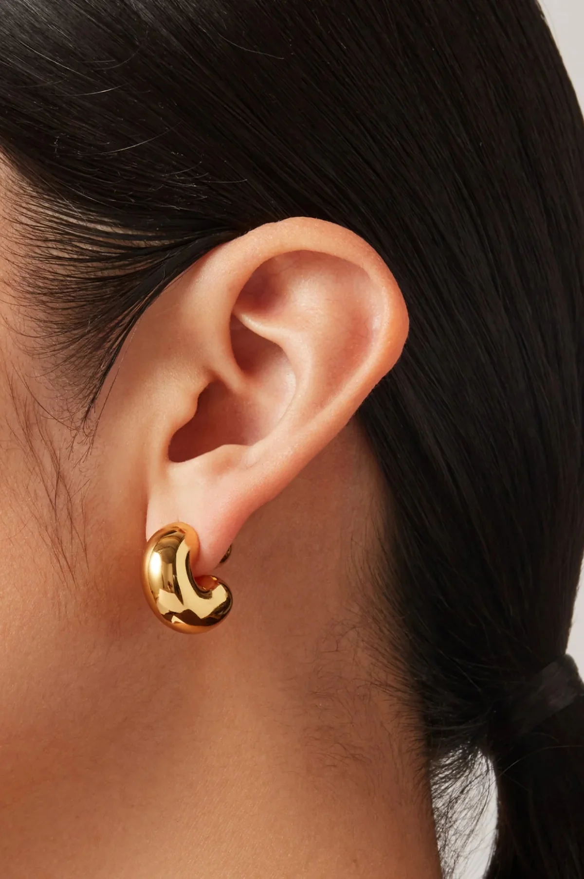 Tome Medium Gold Hoop Earrings - Image 3
